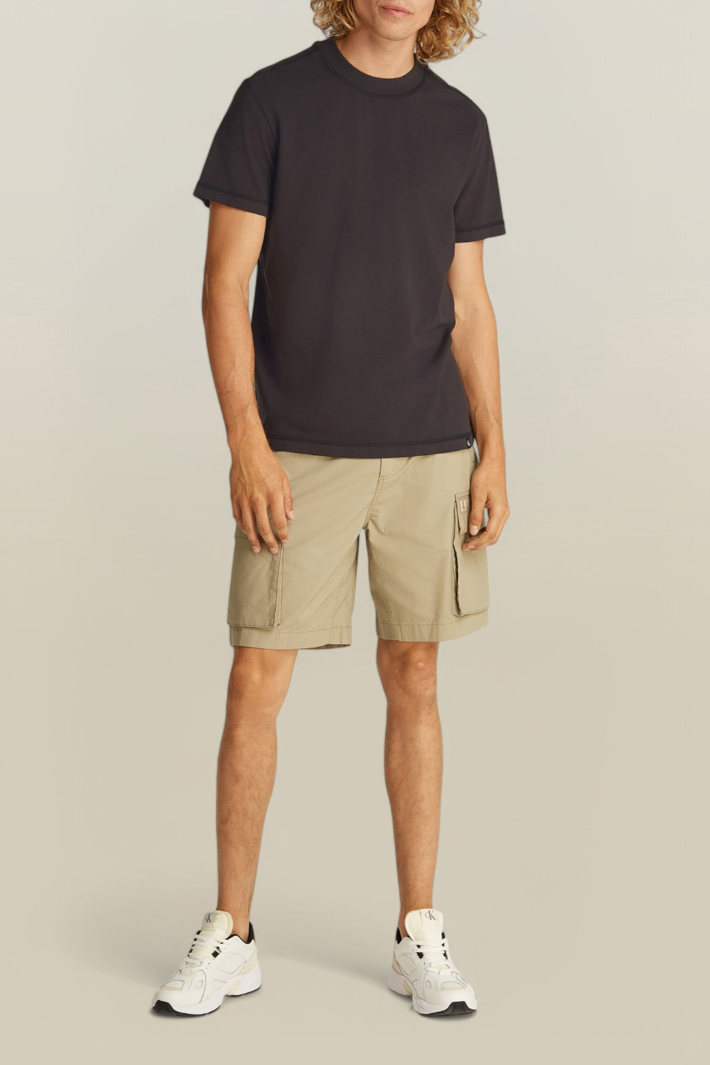 תמונת כל הלוק של חולצת טי